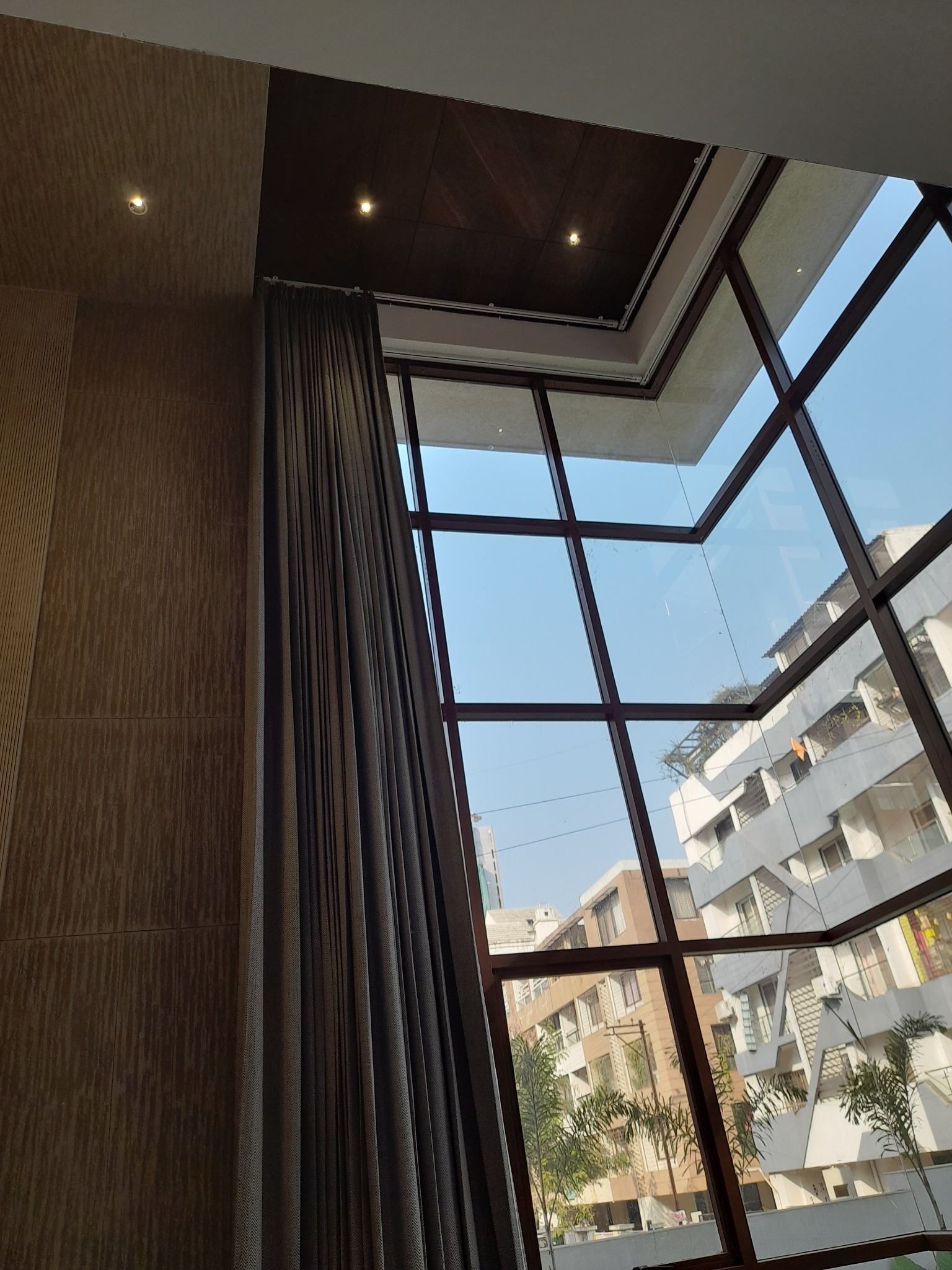 L-corner curtain